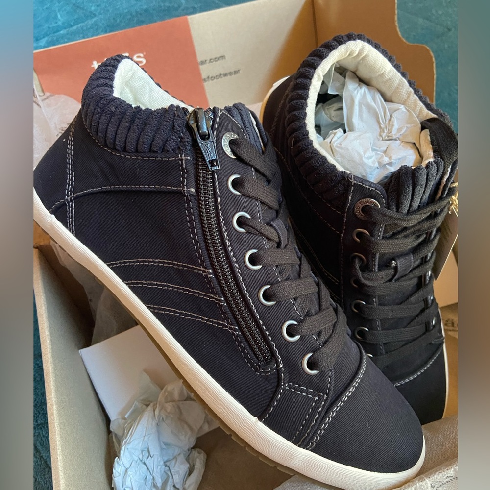 Taos High Top Sneaker - Size 8 Brand New